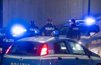 Ladrões em um carro em Roma em uma corrida com a polícia: um homem e uma esposa estão mortos