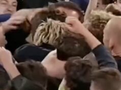 Os fãs se aglomeram em Matthew Lloyd após seu 100º gol