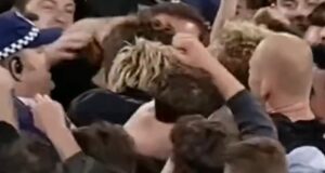 Os fãs se aglomeram em Matthew Lloyd após seu 100º gol