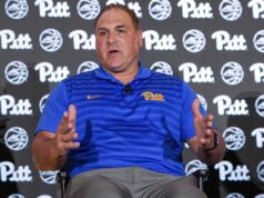 Pitt demitiu o técnico Torey Vardy após uma temporada de 8-23, em litígio.