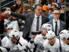 Os Kings demitiram Jim Hiller, nomeando DJ Smith como treinador interino.