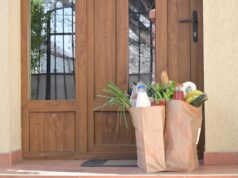 Uma mulher pede entrega de supermercado – não está pronta para o que foi capturado pela câmera.