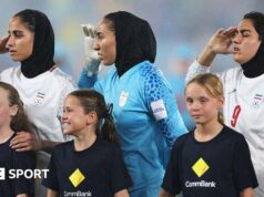 Na Copa da Ásia, os futebolistas iranianos cantaram o hino nacional e saudaram após o primeiro silêncio.