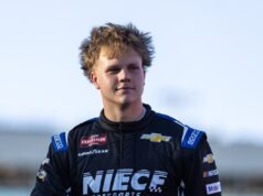 Tyler Reiff trata a exaustão causada pelo calor após uma corrida de caminhão.