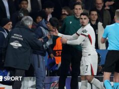 Empurrão do Ballboy: Pedro Neto, do Chelsea, pede desculpas por empurrar o Ballboy do PSG