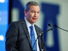 Relatório: Kentucky AD Mitch Barnhart se aposentará após 24 anos