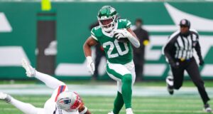 Os Jets envolveram RB Breece Hall com a marca da franquia.