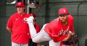 Red S Hunter Greene será submetido a uma ressonância magnética para verificar a rigidez do cotovelo direito.