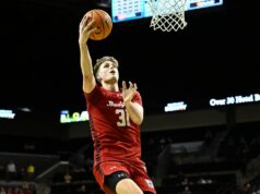 Wisconsin F Nolan Winter (parte inferior do corpo) eliminado contra Washington