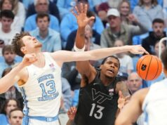Henry Vassar, nº 18 da Carolina do Norte, interrompe Virginia Tech.