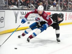 A avalanche de desastres do técnico interino do Kings, DJ Smith, começa