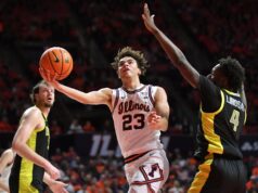 Andrej Stojakovic fez um double-double na vitória do 11º colocado do Illinois sobre o Oregon