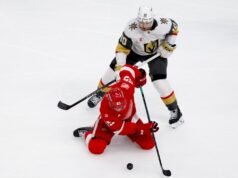 NHL Roundup: Tomas Hertl, Knights superam Wings para vitória OT.
