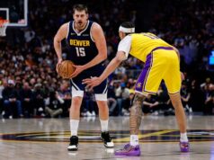 LeBron James estabeleceu o recorde, mas se machucou na derrota do Lakers para o Nuggets.