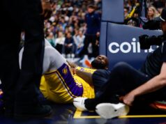 LeBron James, do Lakers, machuca o cotovelo na derrota para o Nuggets.
