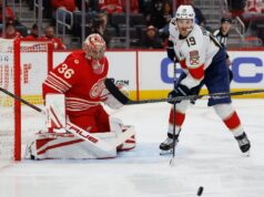 O hat-trick de Matthew Tkachuk eleva os Panteras sobre os Red Wings.