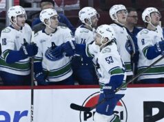 Os Canucks derraparam em 7 jogos com um aumento no terceiro período após os Blackhawks
