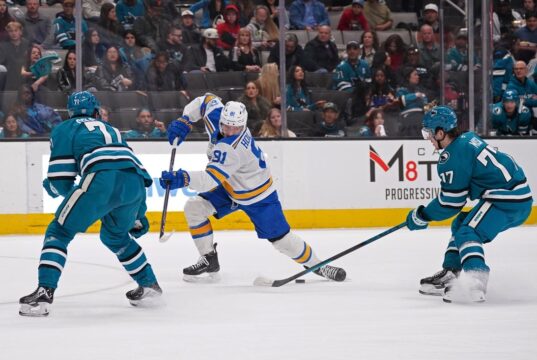 Os Blues ultrapassaram os Sharks com um gol de Robert Thomas no OT.