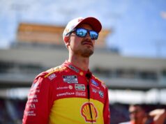 Joey Logano marca a pole para a corrida da Copa em Phoenix.