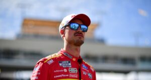 Joey Logano marca a pole para a corrida da Copa em Phoenix.