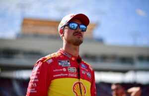 Joey Logano marca a pole para a corrida da Copa em Phoenix.