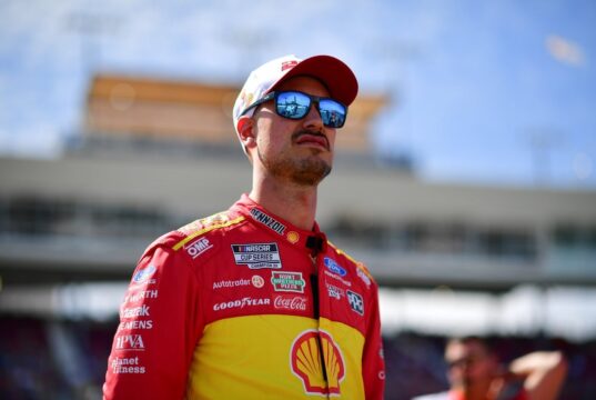 Joey Logano marca a pole para a corrida da Copa em Phoenix.