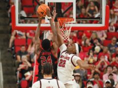 Stanford acaba com a NC State tarde.