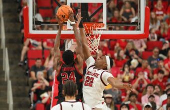 Stanford acaba com a NC State tarde.