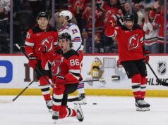 Resumo da NHL: Devils derrotou Rangers atrás do hat-trick de Jack Hughes