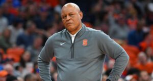 Adrian Autry foi demitido do cargo de técnico de basquete do Syracuse.