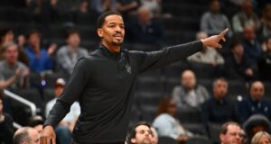 Providence demitiu o técnico de basquete Kim English após 3 temporadas.
