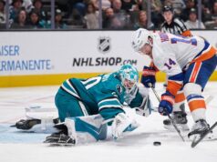 Ilhas perseguindo o curinga com listras azuis no convés