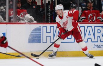 Lambendo cada um dos relâmpagos, penas vermelhas no confronto.