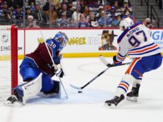 Depois que Nathan MacKinnon sofreu uma falta no jogo, os Oilers sofreram uma avalanche.
