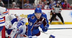 “Nathan MacKinnon dos Avs sai contra Oilers após colisão” .