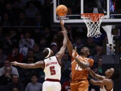 Tramon Mark, Texas, mergulhou no NC State nos segundos finais dos quatro primeiros.