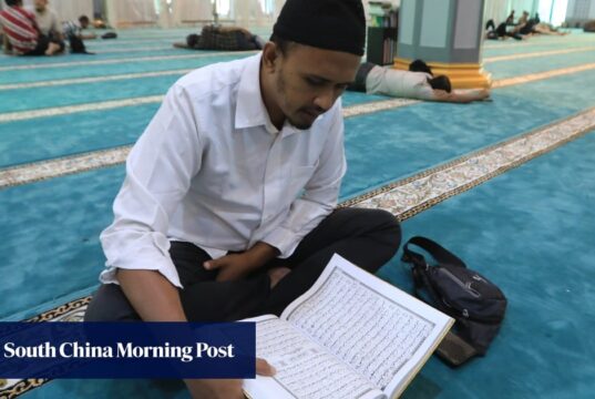 Cidadão malaio condenado a 10 meses de prisão e multado em 12.700 dólares americanos por insultar o Islã no Facebook