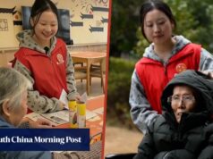 A chinesa vive num lar de idosos, proporcionando companhia aos residentes e pagando uma renda de 30 dólares.