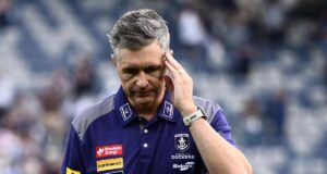 O técnico do Fremantle, Justin Longmuir, pediu à AFL que adiasse a rodada de abertura após o colapso dos Dockers.