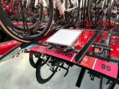 O mais recente avanço tecnológico no ciclismo? O veículo da equipe está equipado com internet via satélite para dados, streaming e um pouco mais de comunicação.
