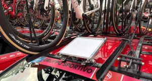 O mais recente avanço tecnológico no ciclismo? O veículo da equipe está equipado com internet via satélite para dados, streaming e um pouco mais de comunicação.