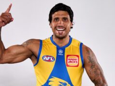 O capitão da Costa Oeste, Liam Duggan, apoia o meio-campista Tim Kelly para lutar de volta ao time da AFL