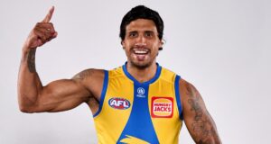 O capitão da Costa Oeste, Liam Duggan, apoia o meio-campista Tim Kelly para lutar de volta ao time da AFL