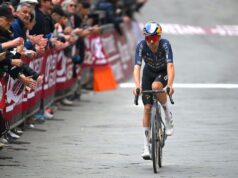 ‘Não é tão divertido’ – Strade Bianche de Tom Pidcock paralisado pela corrente dupla e dominação dos Emirados Árabes Unidos