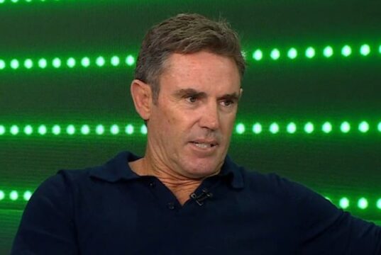 Freddy diz a Lomax para ‘continuar’