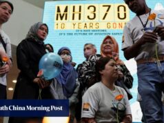 As famílias dos passageiros do MH370 apelaram à Malásia para prolongar as buscas marítimas.