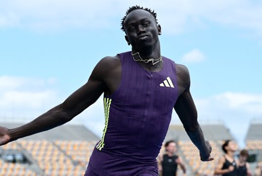 Ele corre 10,2 segundos para ganhar o título dos 100m de Queensland, apesar de estar acamado.