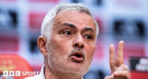 José Mourinho diz que Gianluca Prestianni não jogará com ele novamente se ele abusar racialmente de Vinicius Jr.