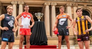 O chefe da AFL, Andrew Dillon, está de volta após a fratura de Peter V’landys