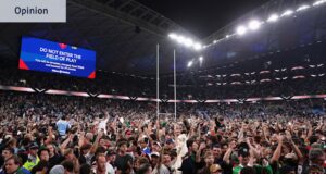 Milhares de torcedores invadiram o estádio quando Alex Johnston quebrou o recorde de pontuação no rugby. Eu e o PM éramos dois deles.